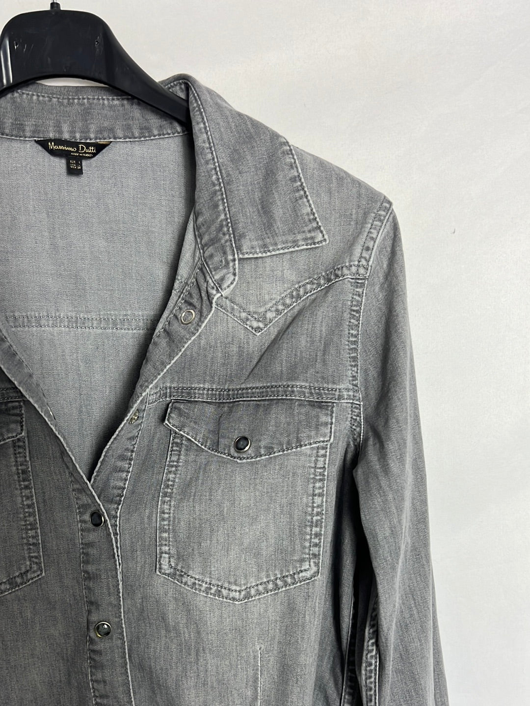 MASSIMO DUTTI. Camisa denim gris. T L