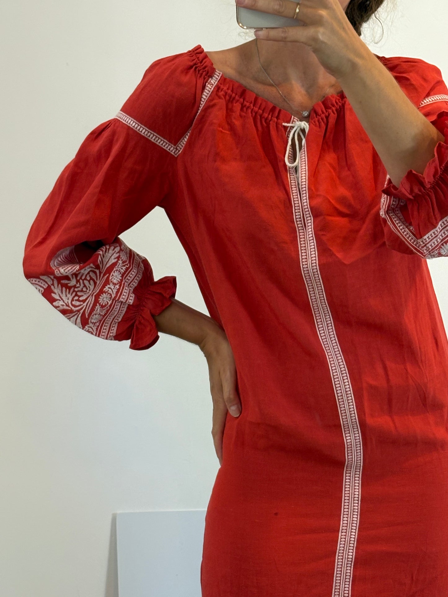 MAJE. Vestido corto rojo bordados. T 1 (S)