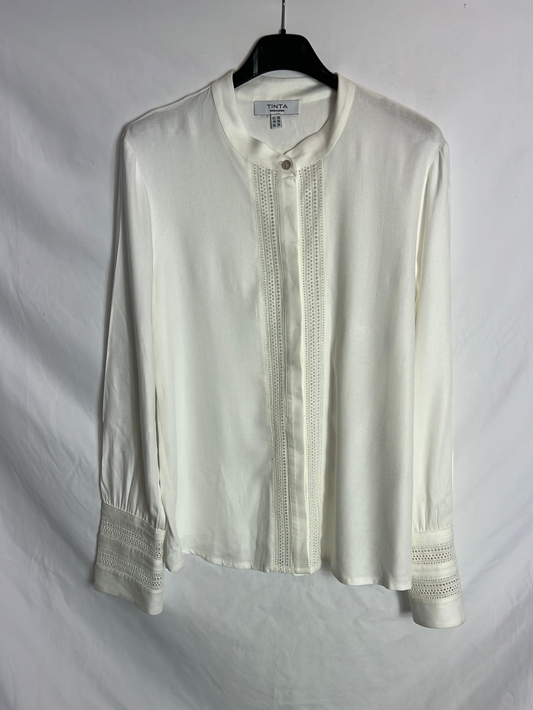 TINTA. Blusa blanca troquelada. T 38