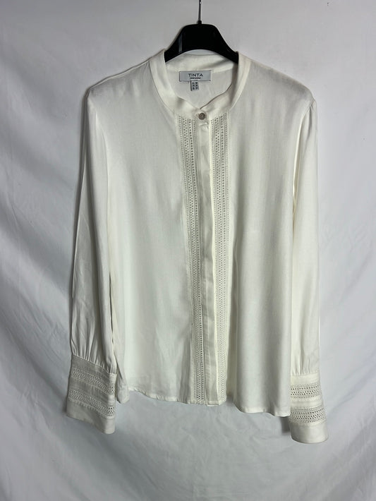 TINTA. Blusa blanca troquelada. T 38