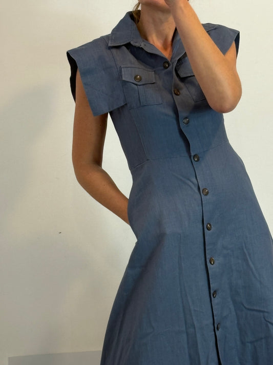 IQ COLLECTION. Vestido largo azul abotonado