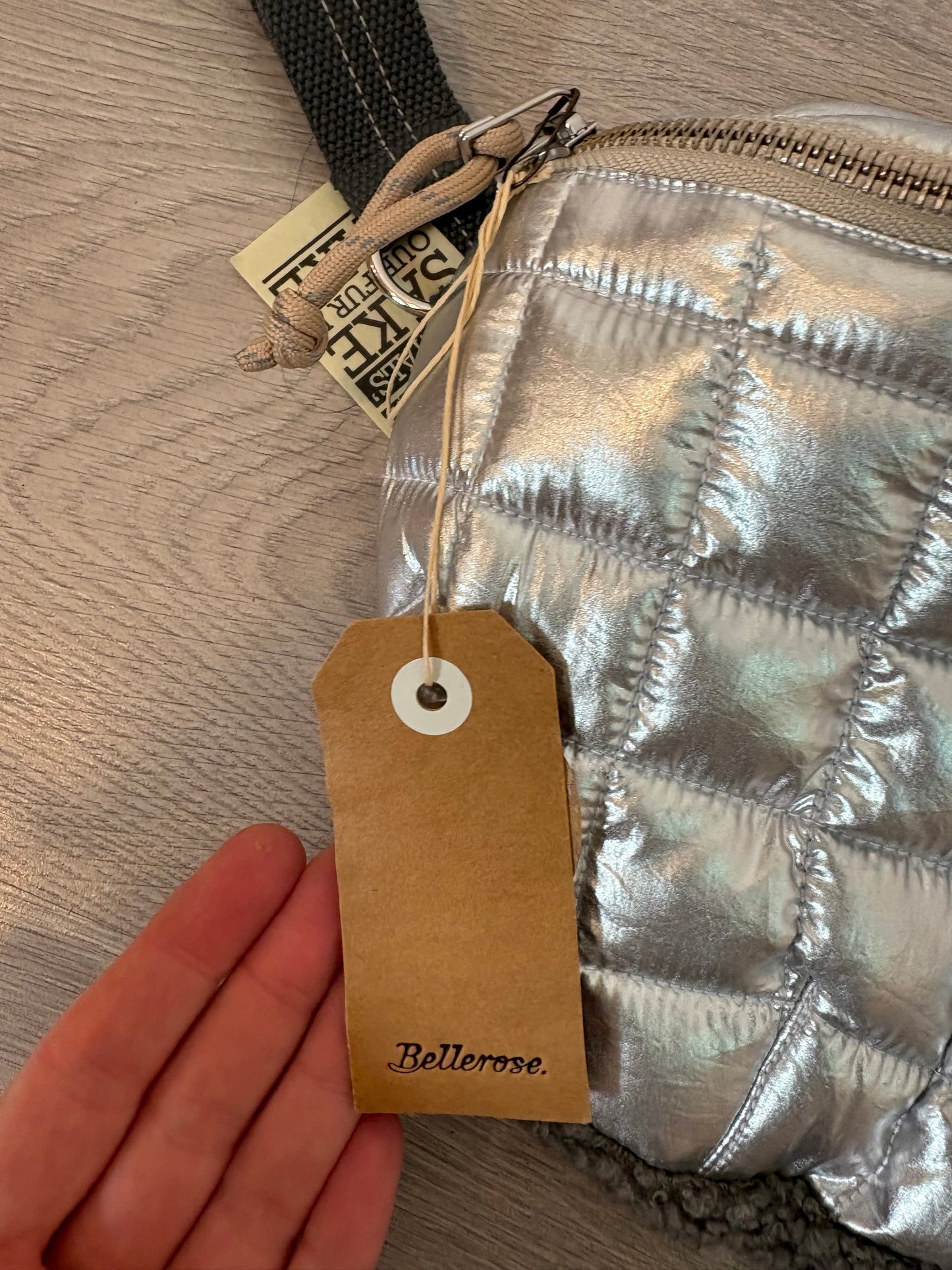 BELLEROSE. Riñonera plateada doble textura