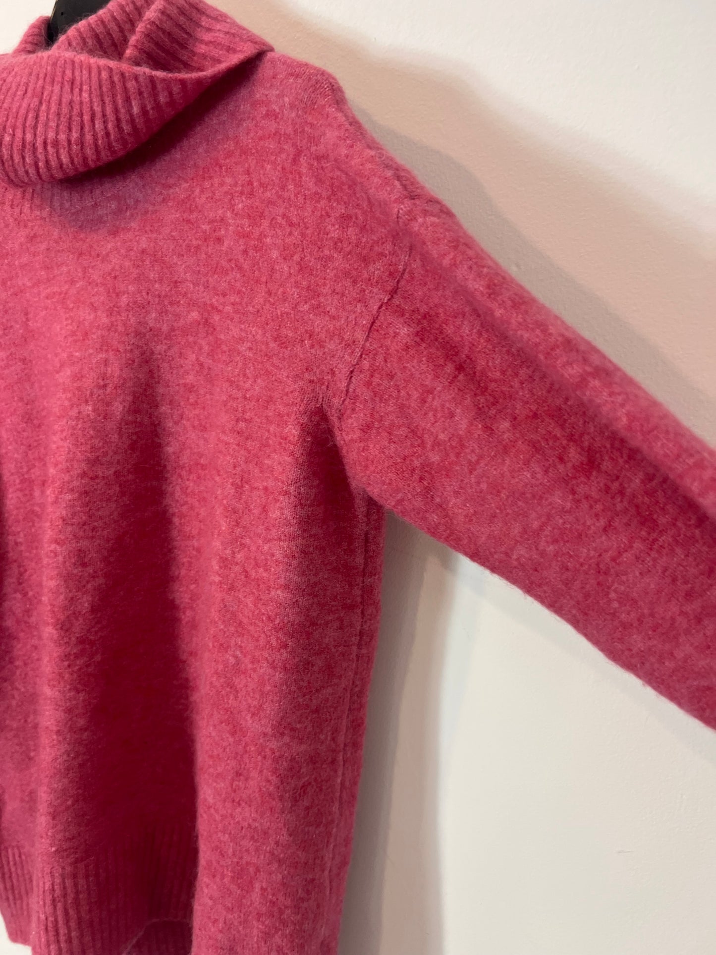 MASSIMO DUTTI. Jersey rosa cuello alto T.s