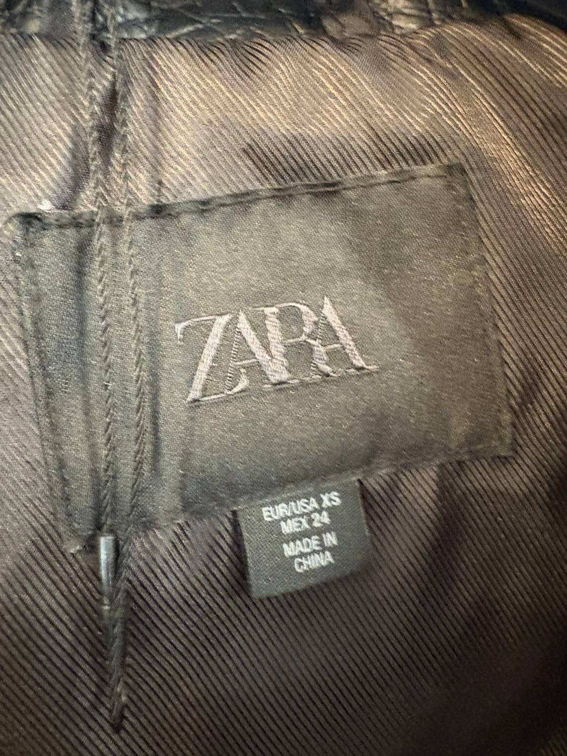 ZARA. Biker efecto piel negra