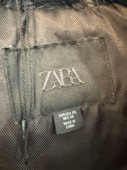 ZARA. Biker efecto piel negra