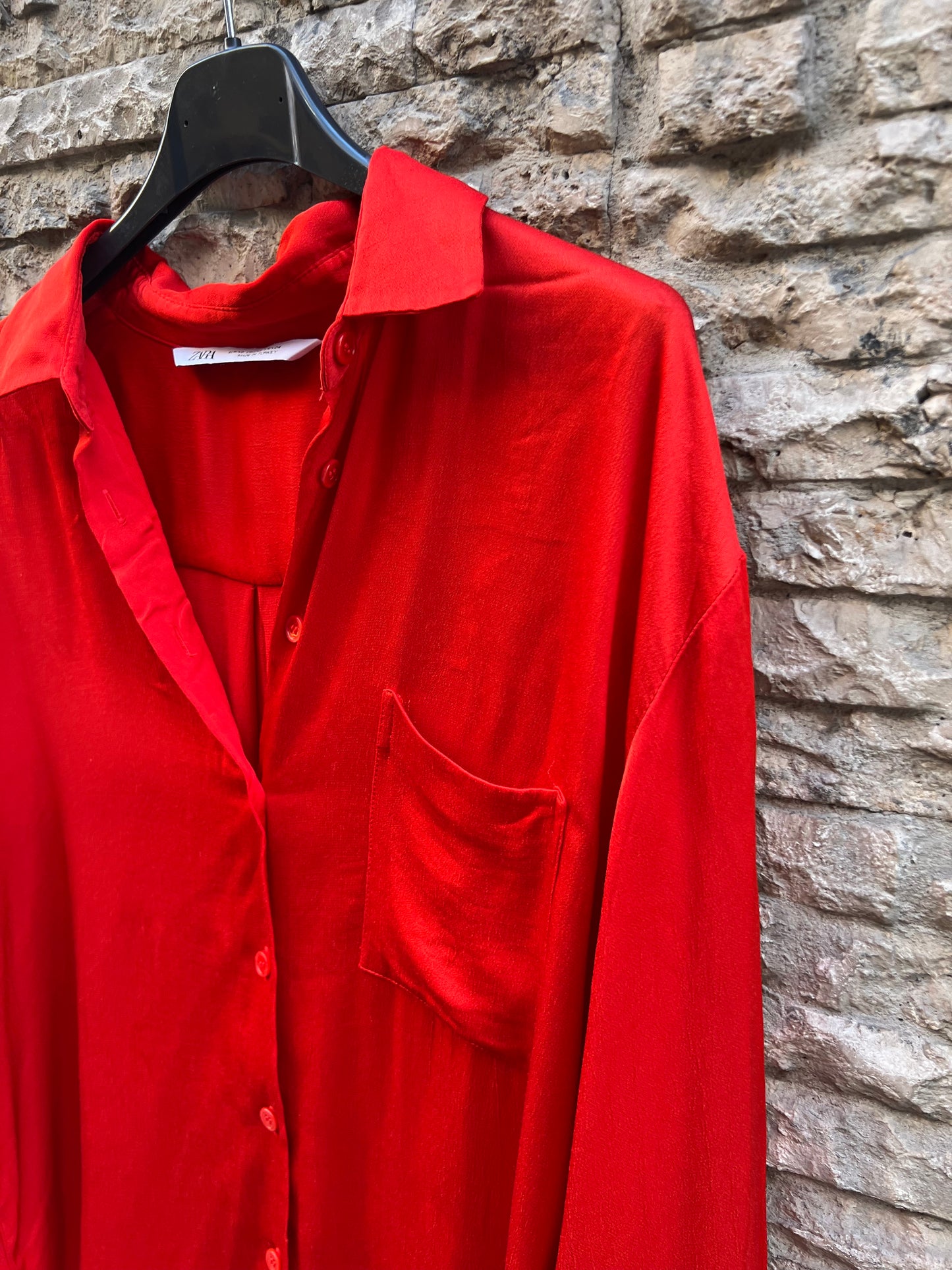 ZARA. Blusa roja satinada fluida. T XS (M)