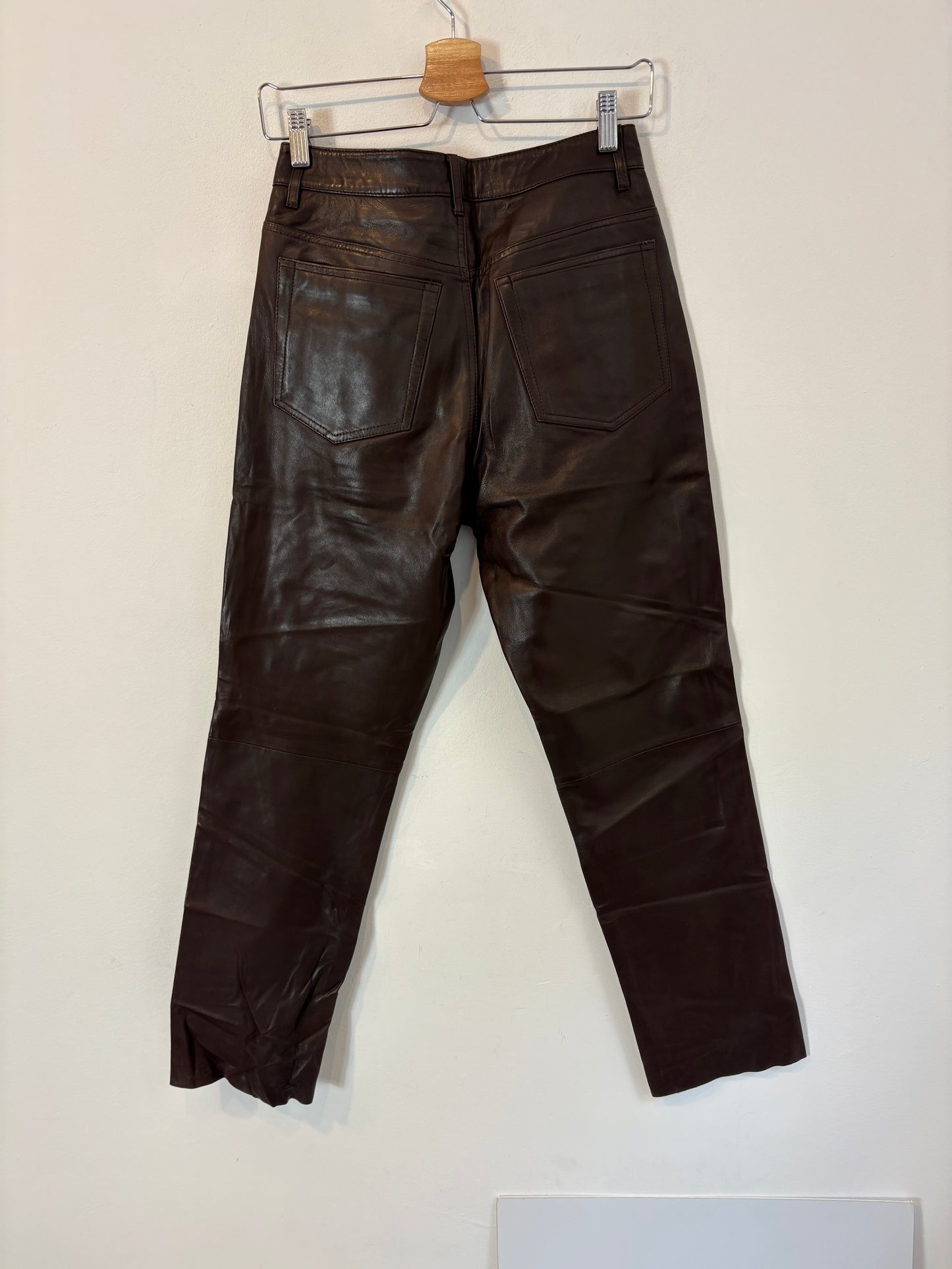 MONPIEL. Pantalón marrón piel