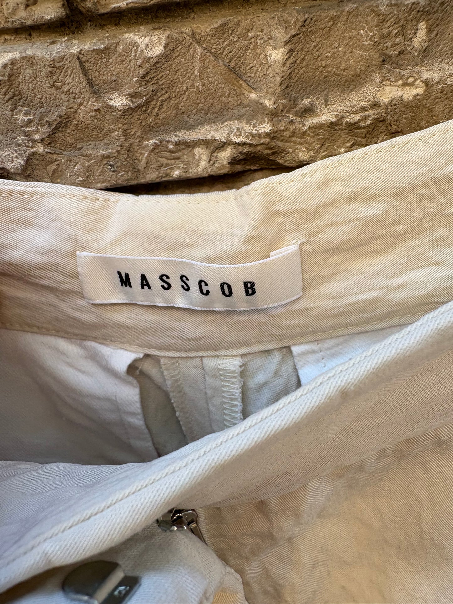 MASSCOB. Pantalón pinzas beige textura