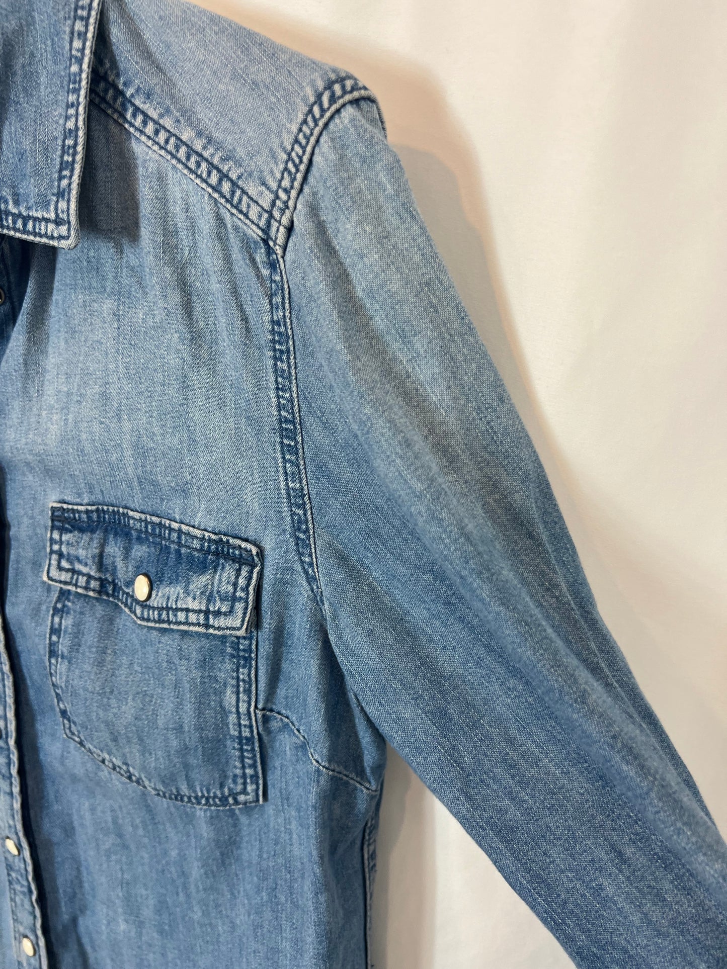 H&M. Camisa denim fluida T.36