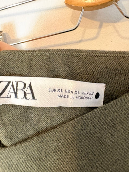 ZARA. Falda midi verde