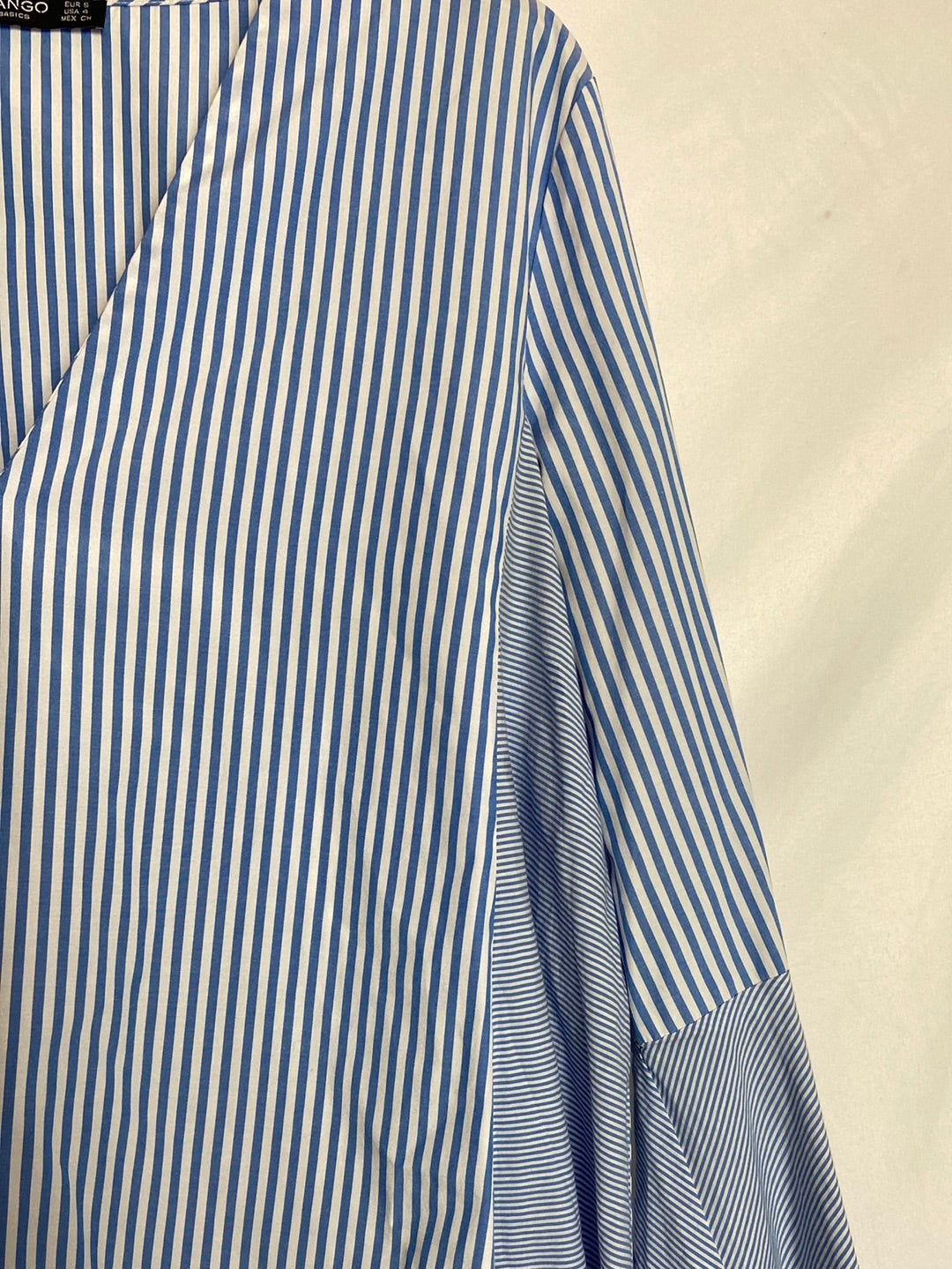 MANGO. Blusa azul rayas T.S
