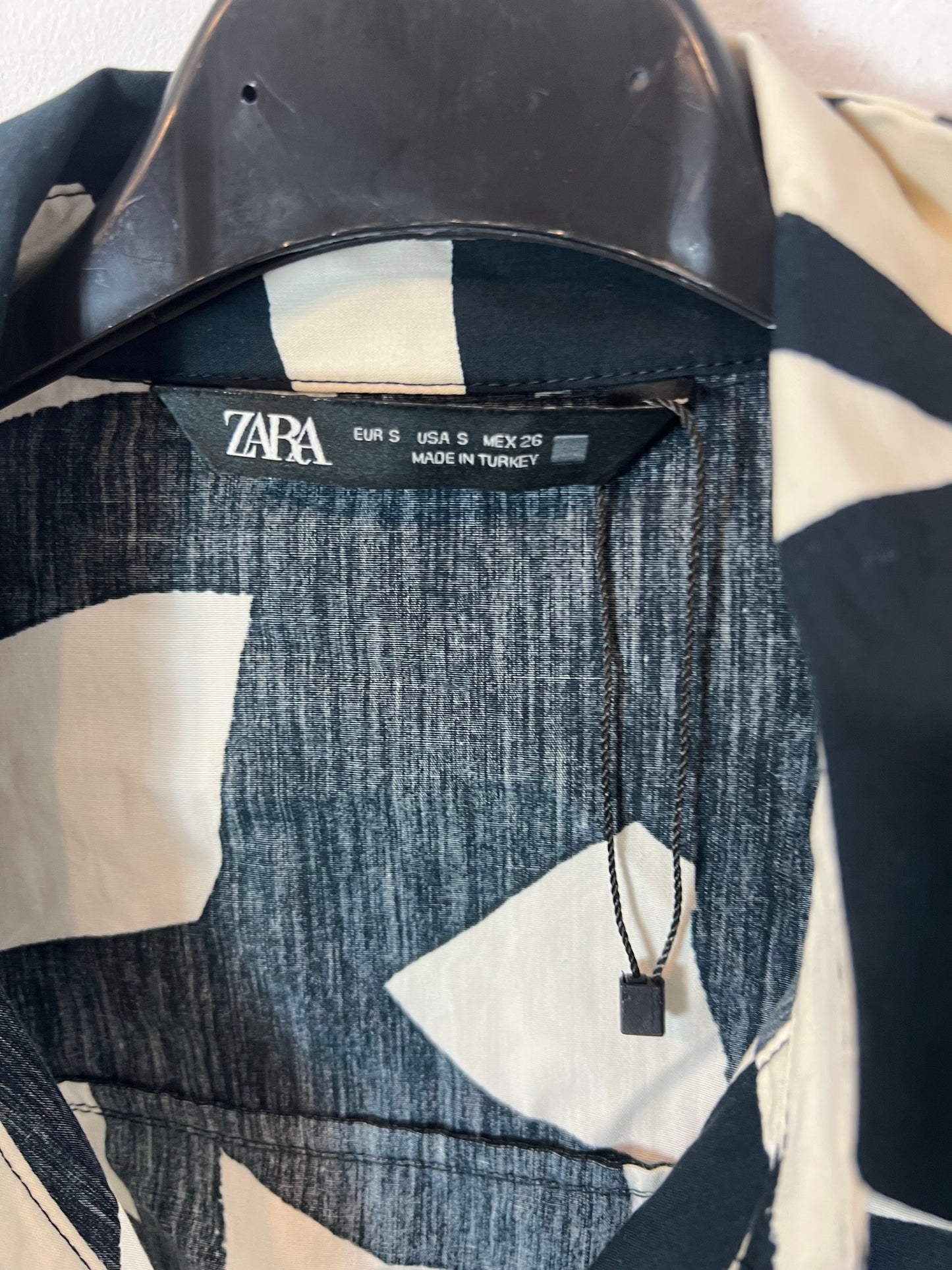 ZARA. Vestido midi camisero bicolor. T S