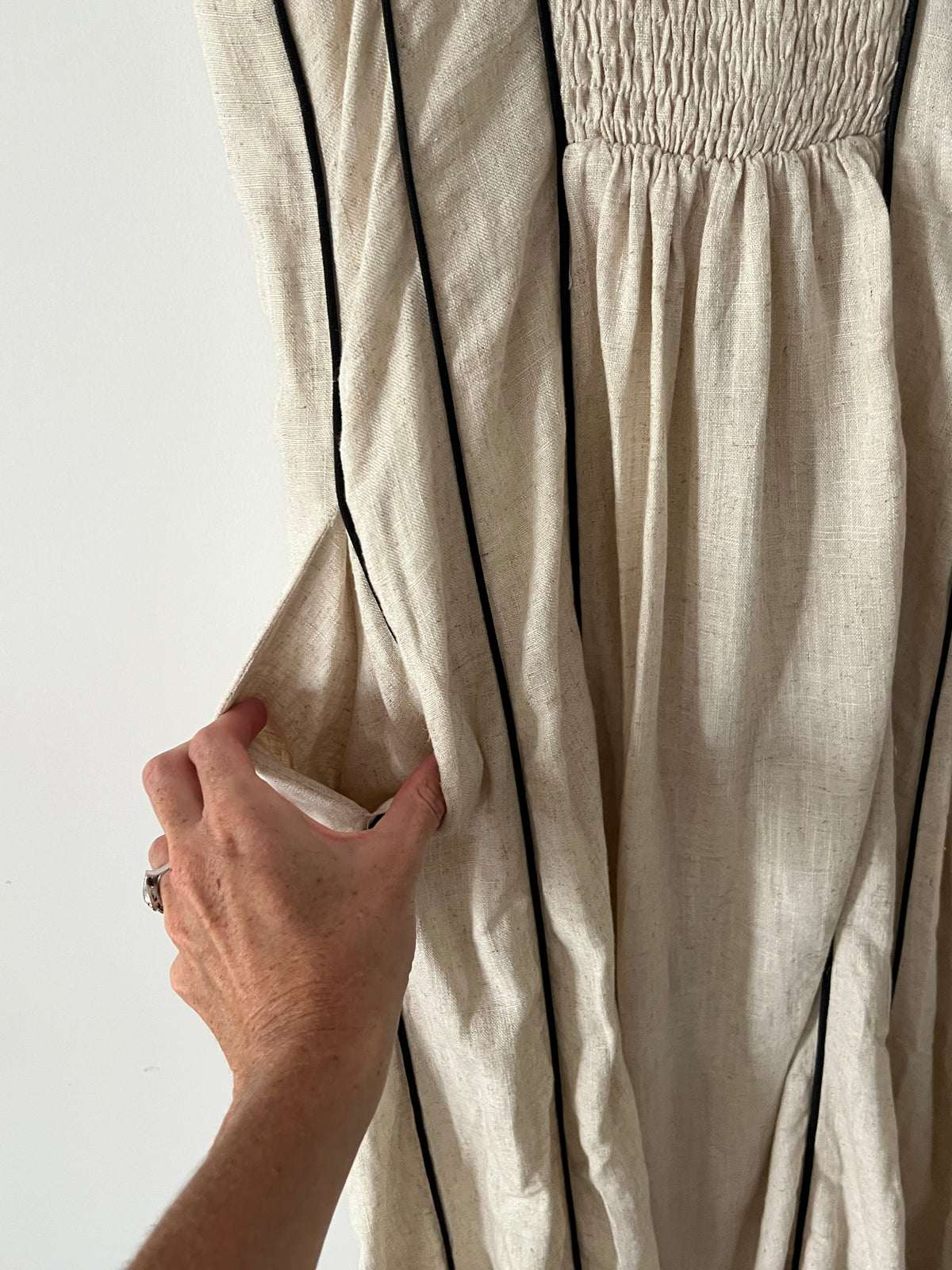 Vestido largo beige detalles negros