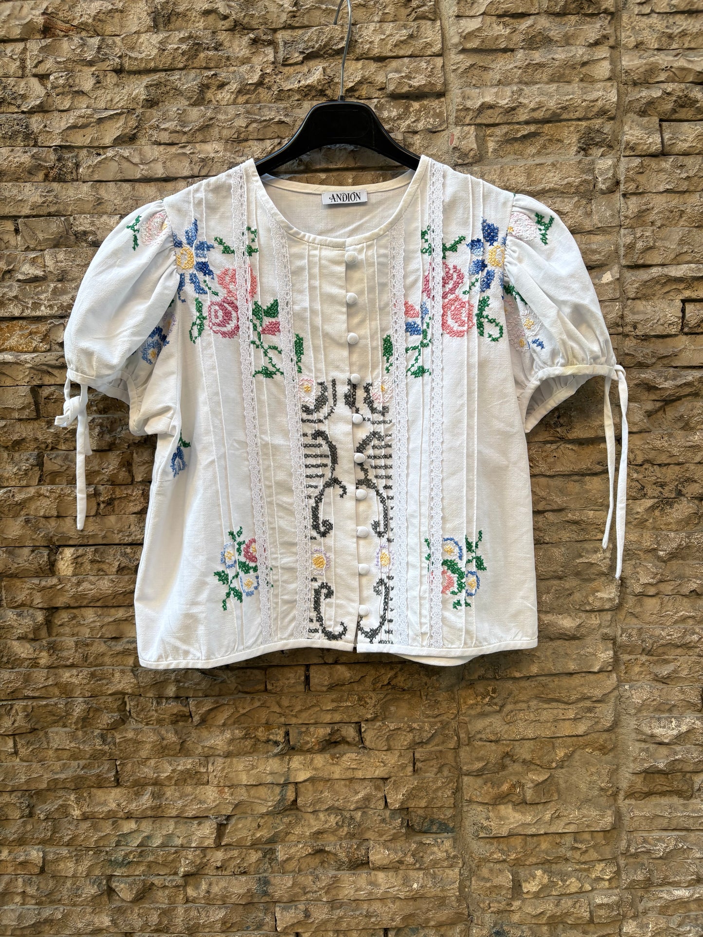 ANDION. Blusa blanca bordada a mano