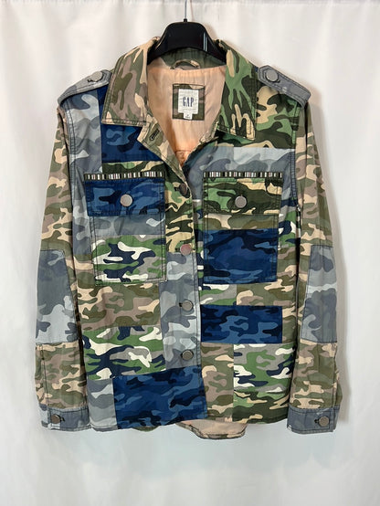 GAP. Chaqueta estampada bolsillos. T M