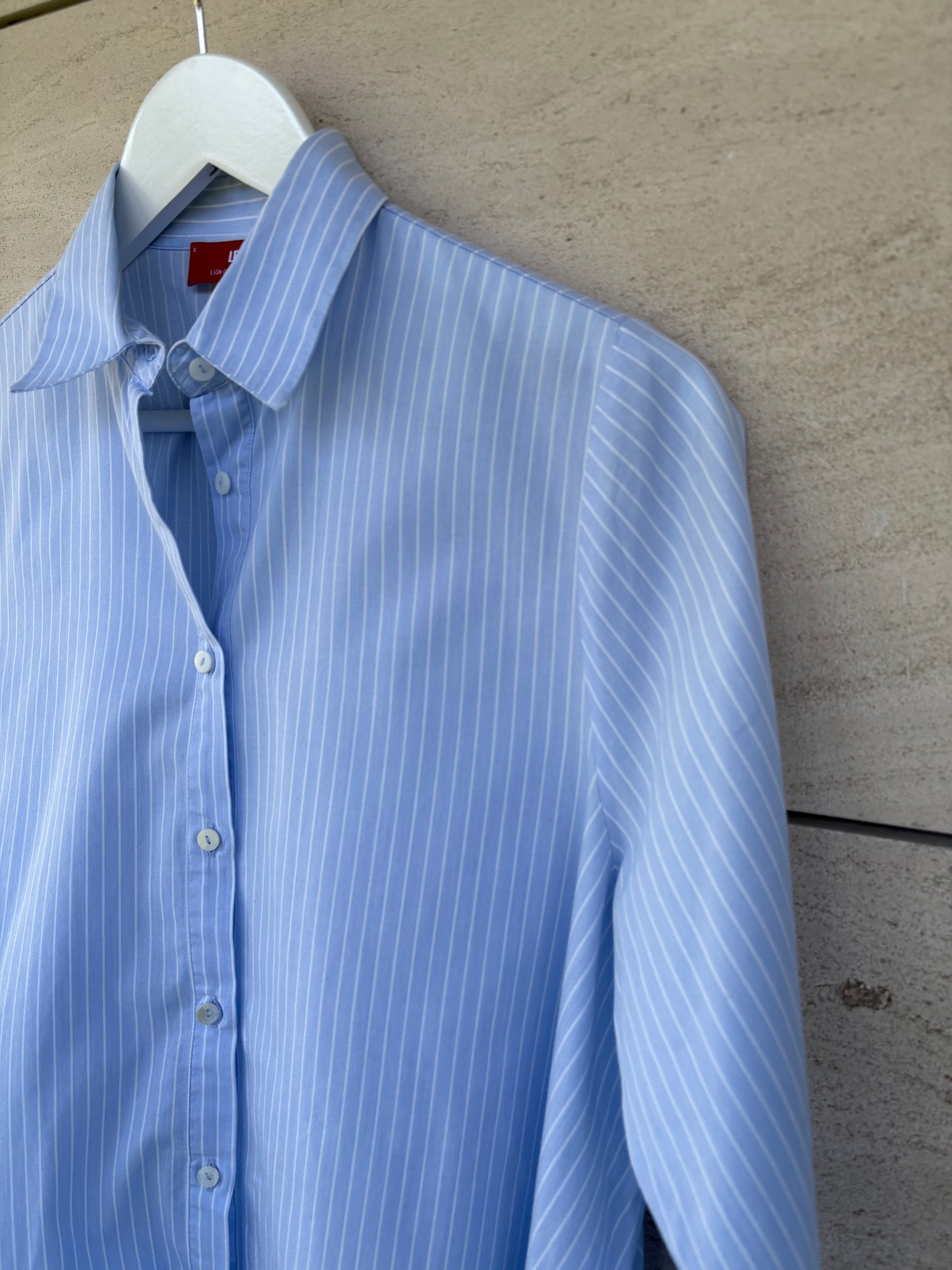 LION OF PORCHES. Camisa rayas volante