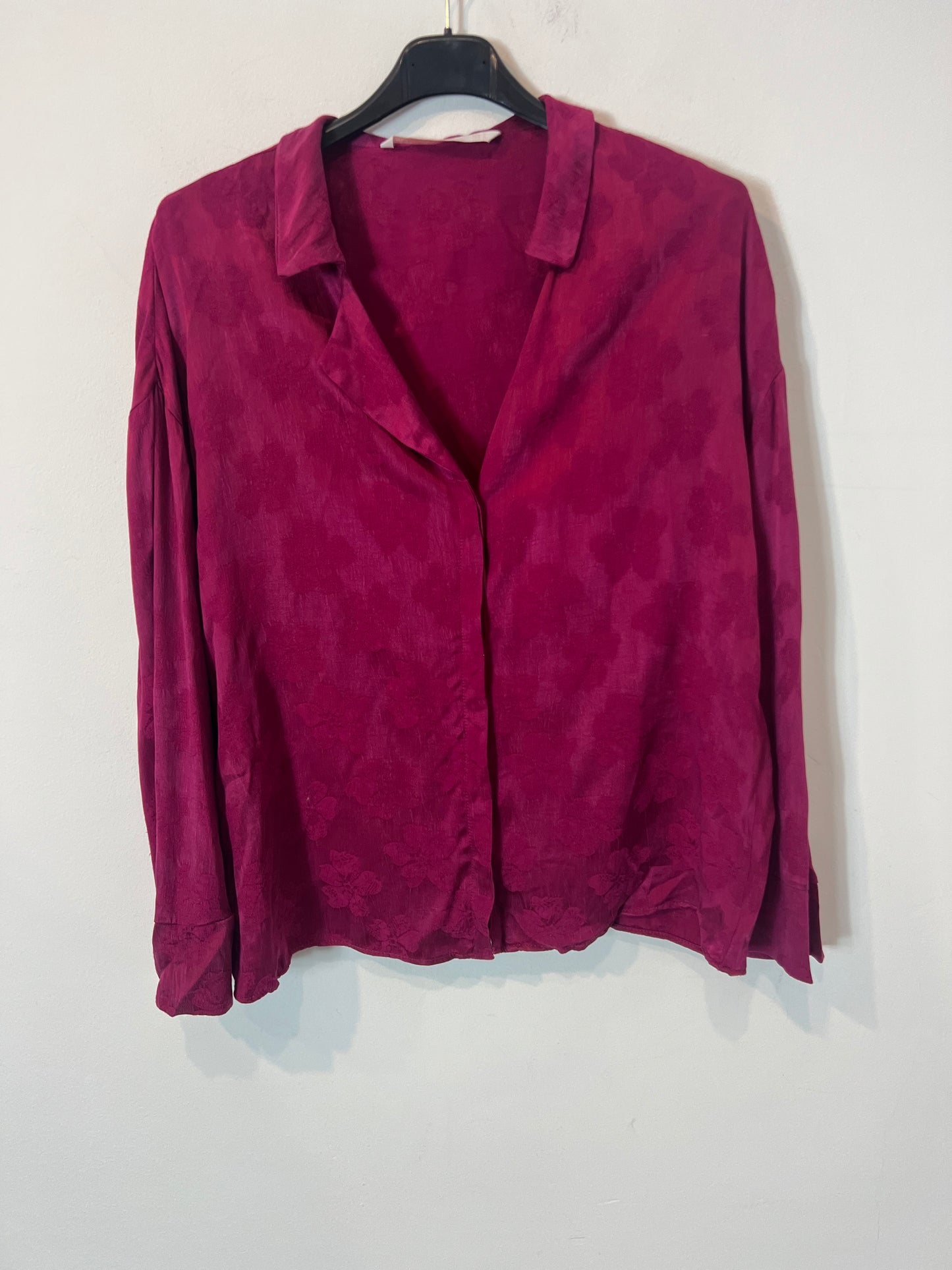 ZARA. Blusa satinada rosa fucsia. T S