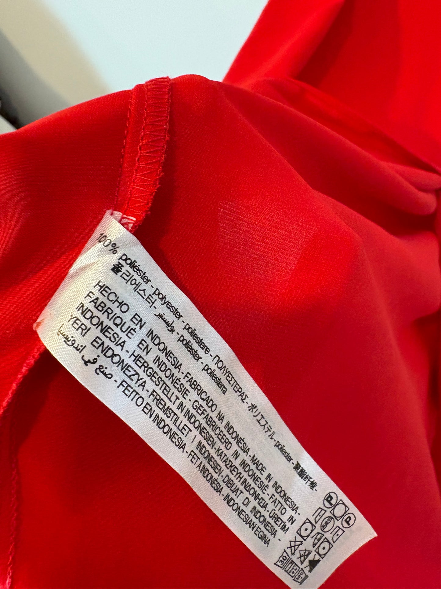 ZARA. Vestido midi rojo detalle escote