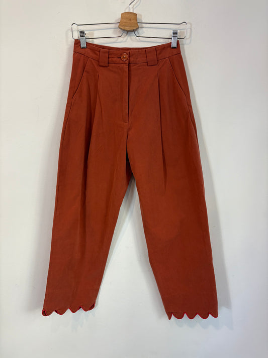 STELLA NOVA. Pantalón rojizo detalle bajo