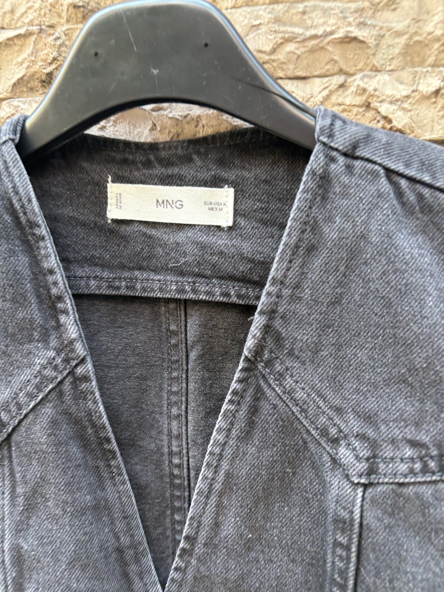 MANGO. Chaleco denim negro