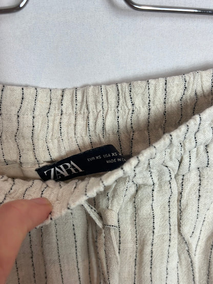 ZARA. Pantalón textura fluido rayas. T XS