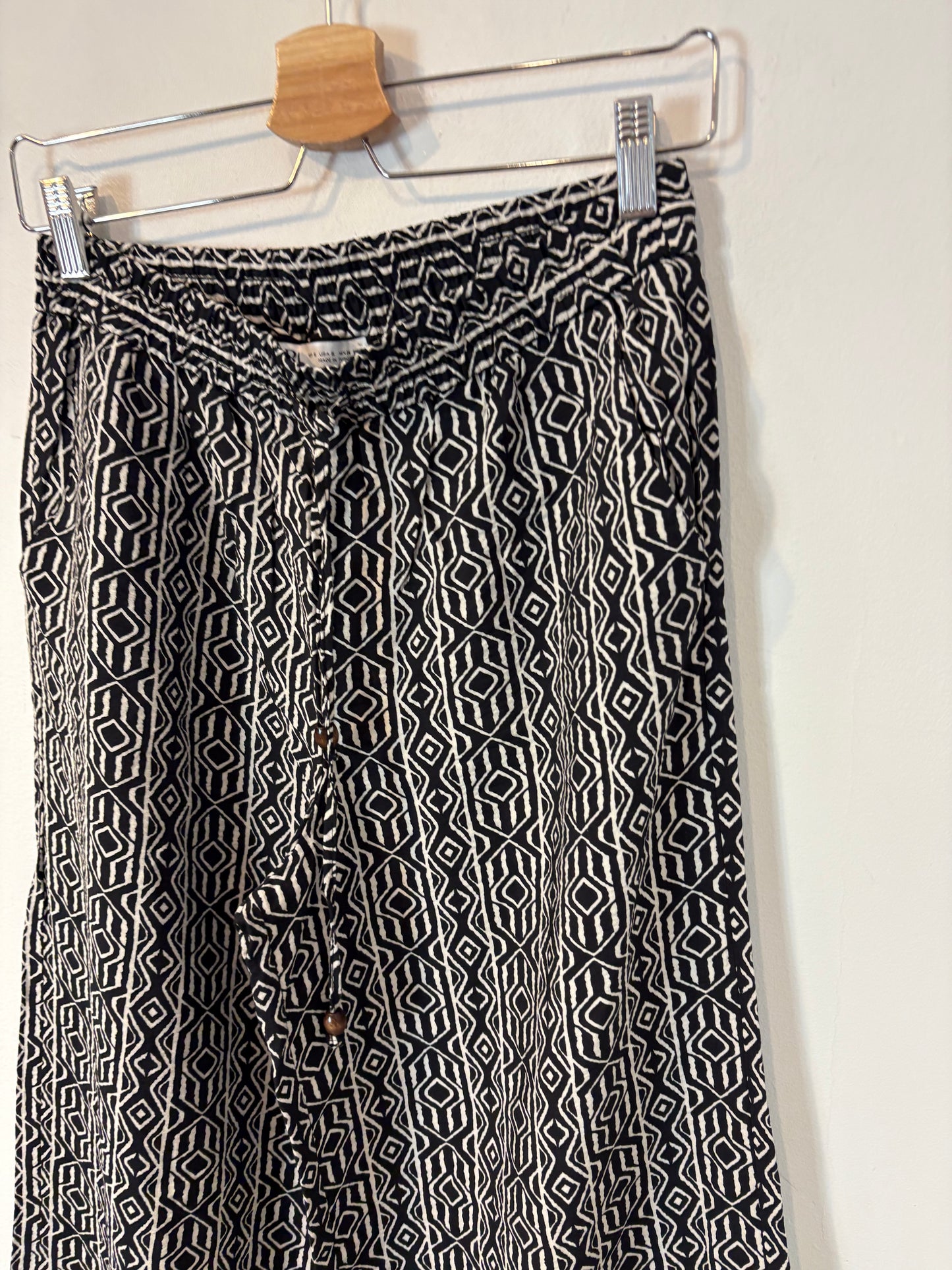 ZARA. Pantalón fluido negro estampado