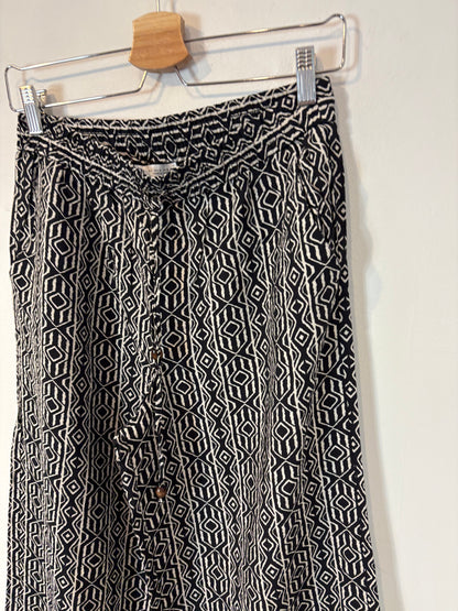 ZARA. Pantalón fluido negro estampado