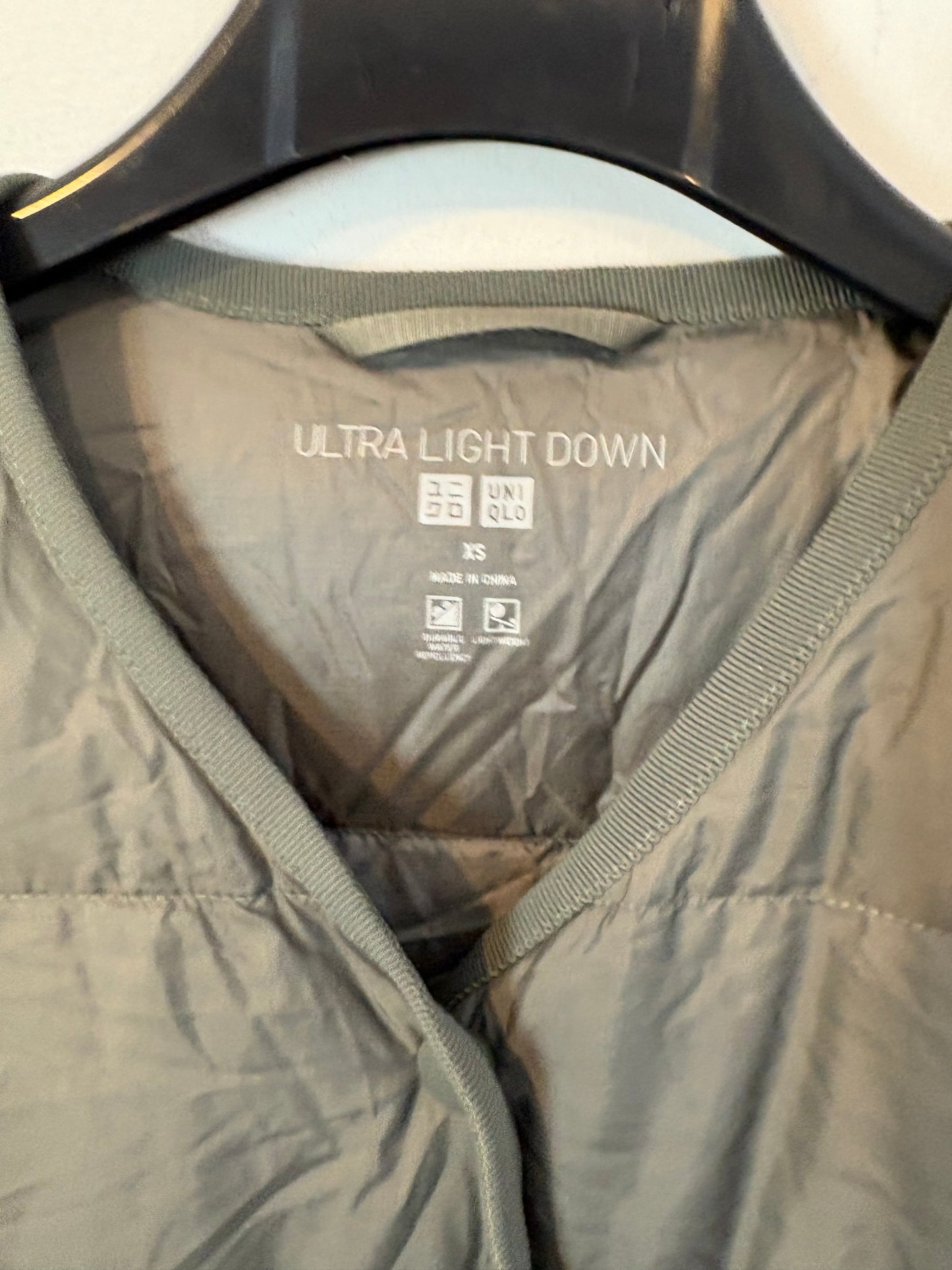 UNIQLO. Chaqueta plumas ultraligera verde