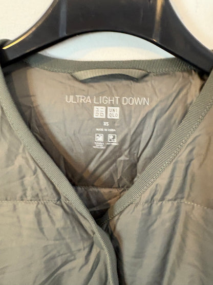 UNIQLO. Chaqueta plumas ultraligera verde