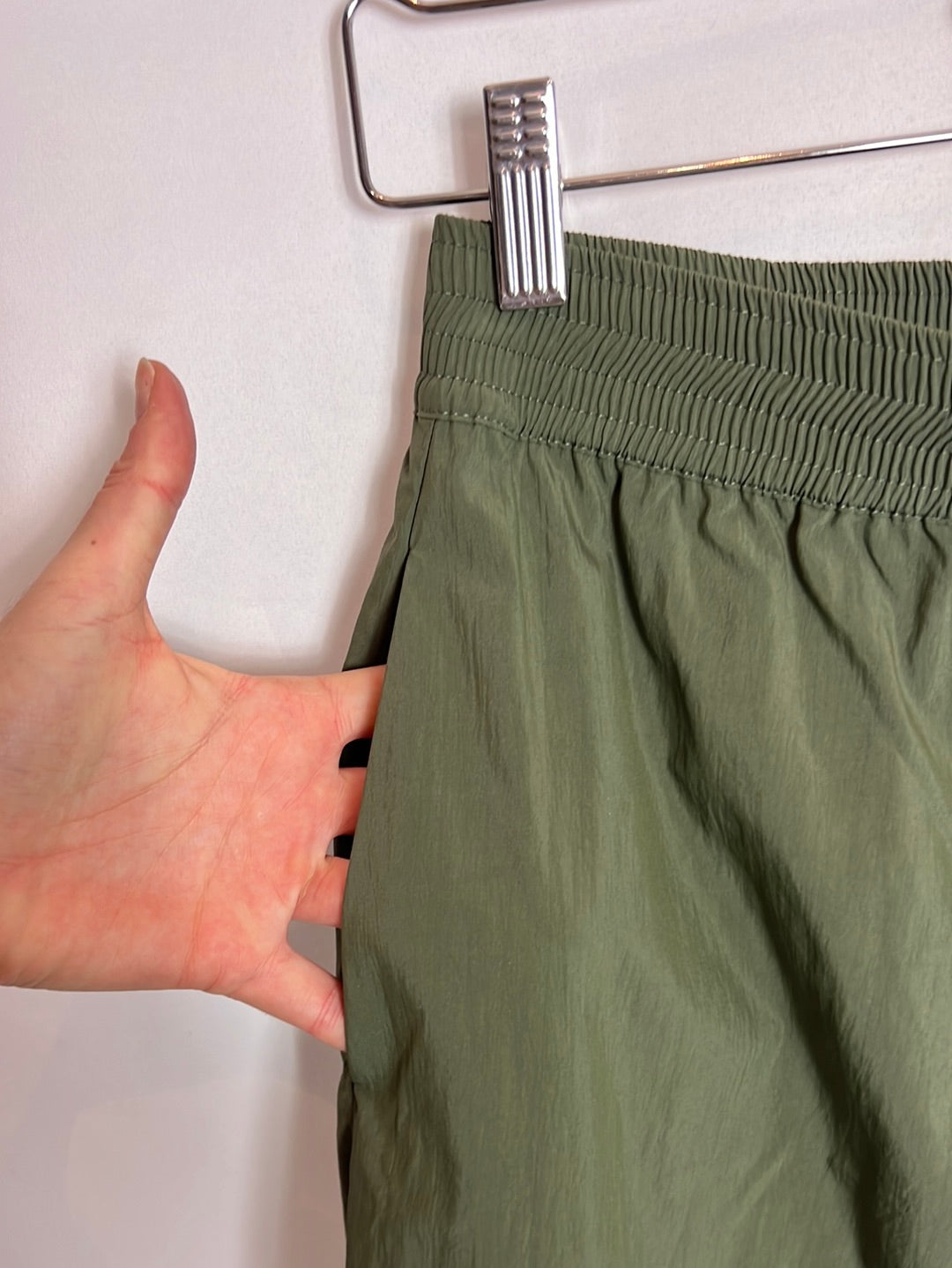 OYSHO. Textured green trousers. TS