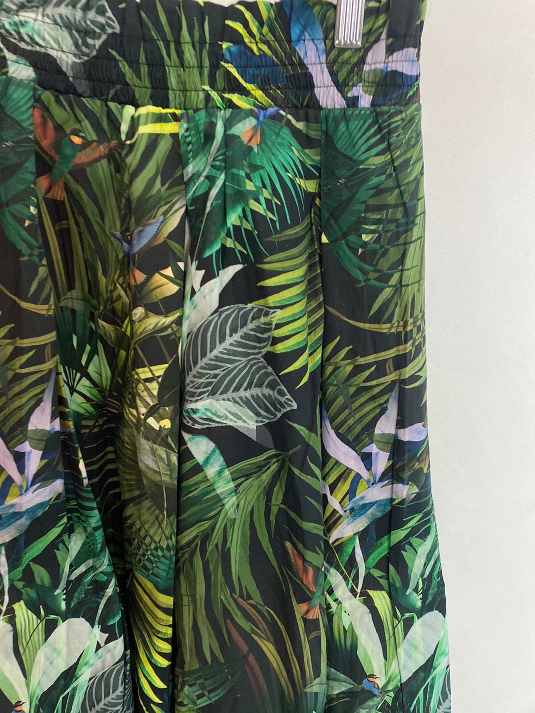 STRADIVARIUS. Falda midi estampado tropical. T.S