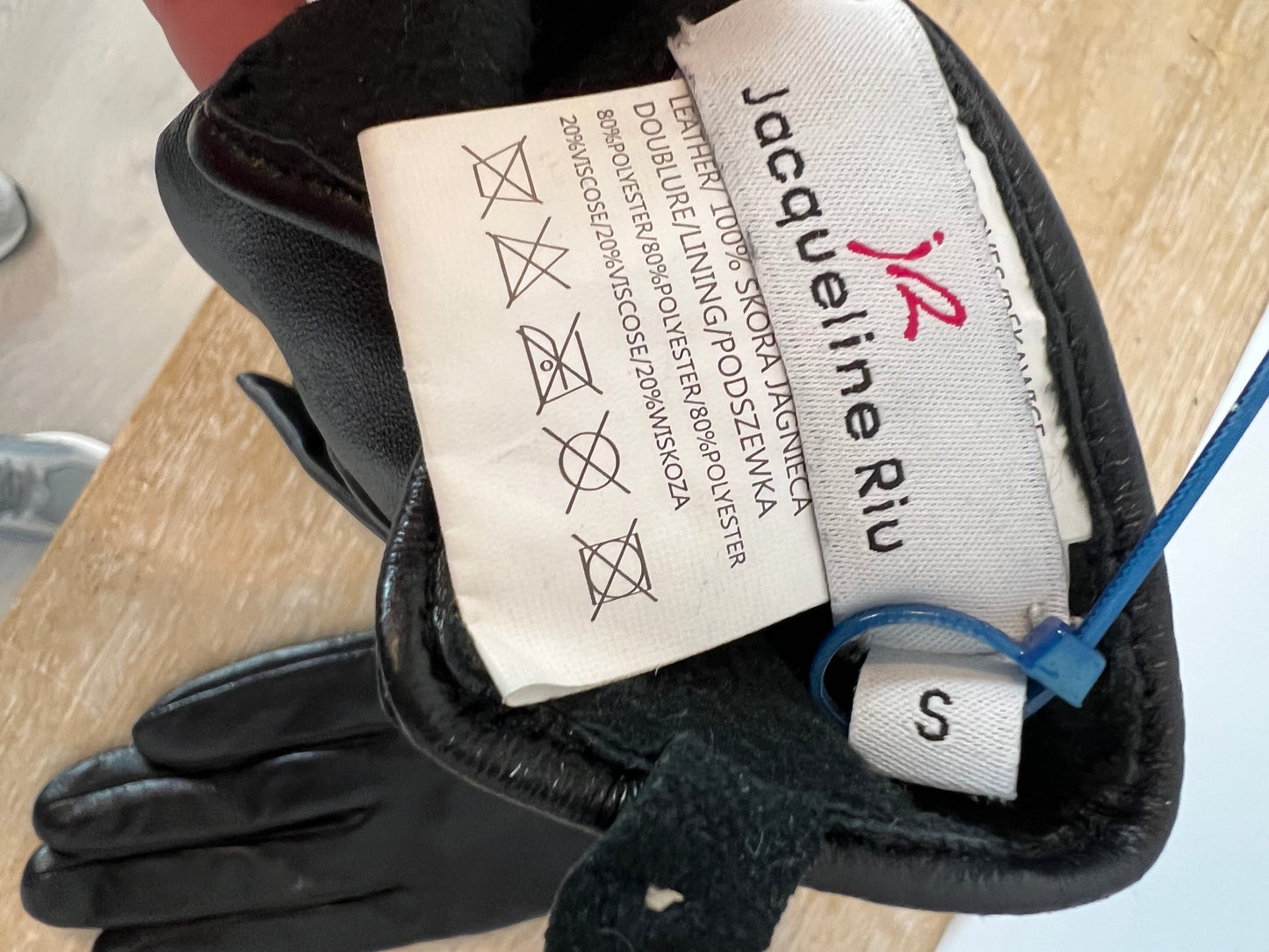 JACQUELINE RIU. Guantes negros piel abalorios