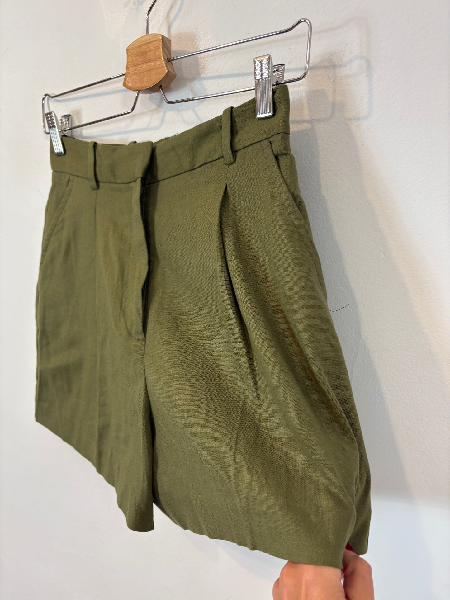 ZARA. Conjunto bermuda y chaleco verde mezcla