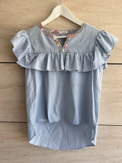 ALOHA TATA. Light denim blouse with flower detail. TM