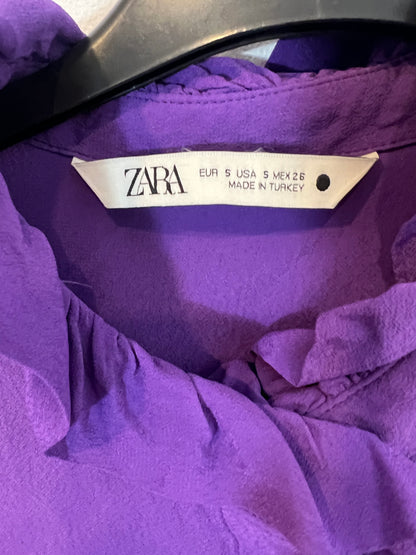 ZARA. Blusa morada fluida volante. T S (M/L)