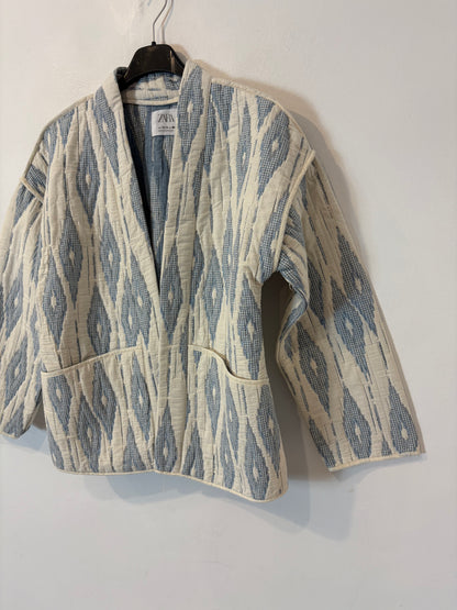 ZARA. Chaqueta azul claro textura