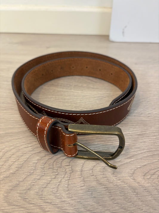 OTRAS. Cinturón piel bordado