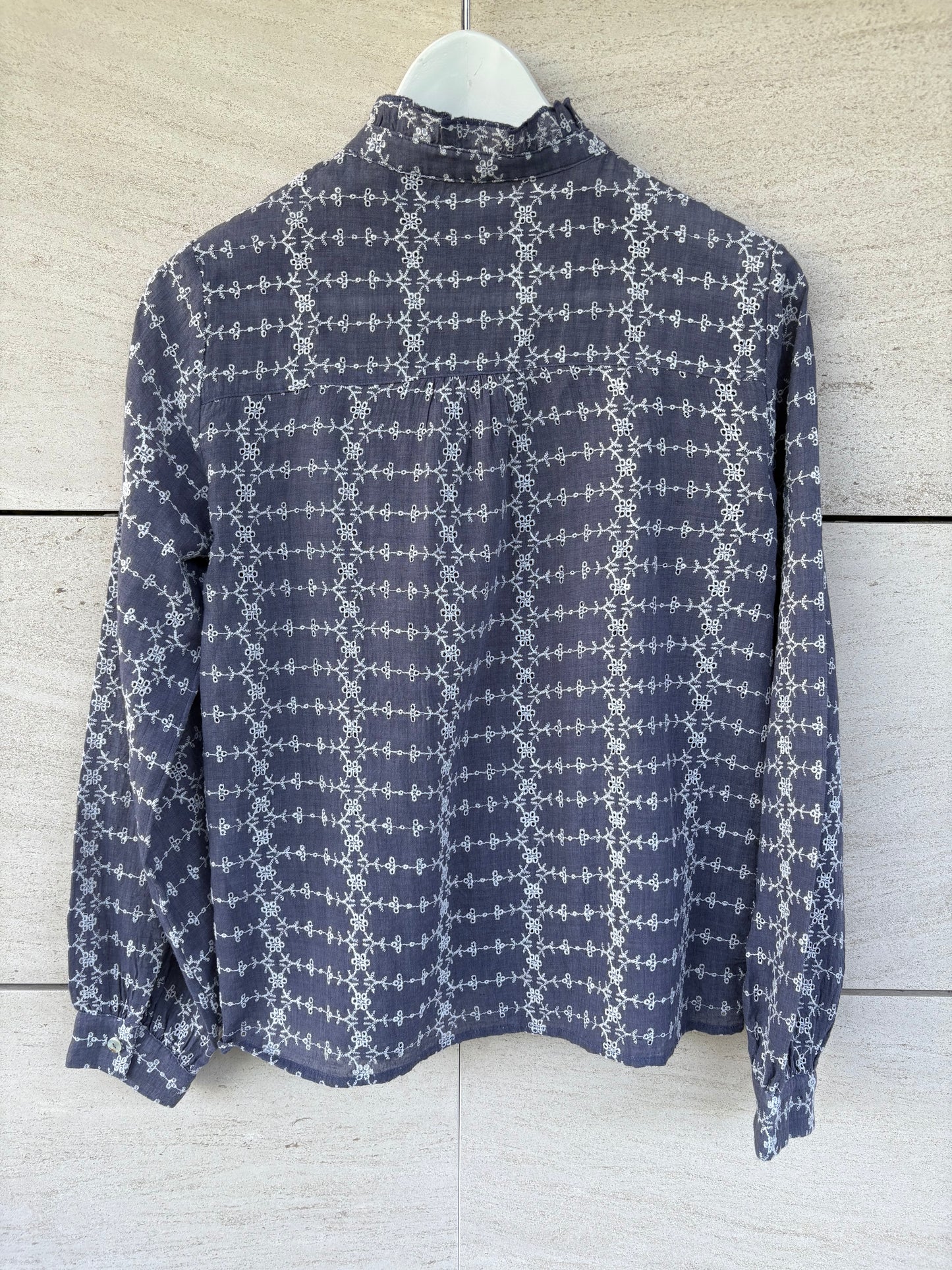 INTROPIA. Blusa azul bordada. T S