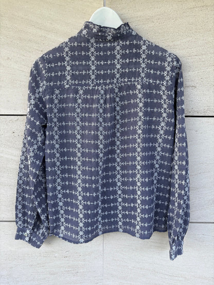 INTROPIA. Blusa azul bordada. T S