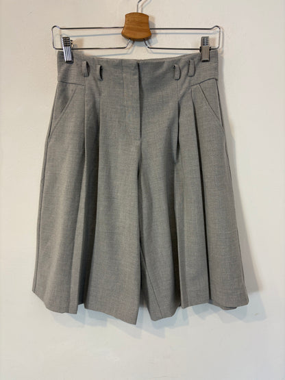 ZARA. Bermuda gris pinzas