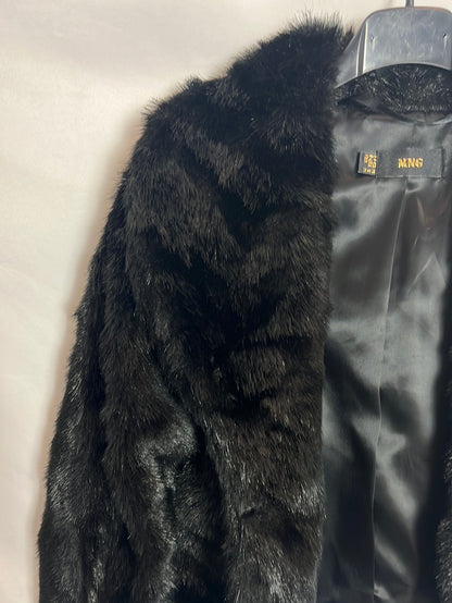 MANGO. Chaqueta negra corta pelo. T M