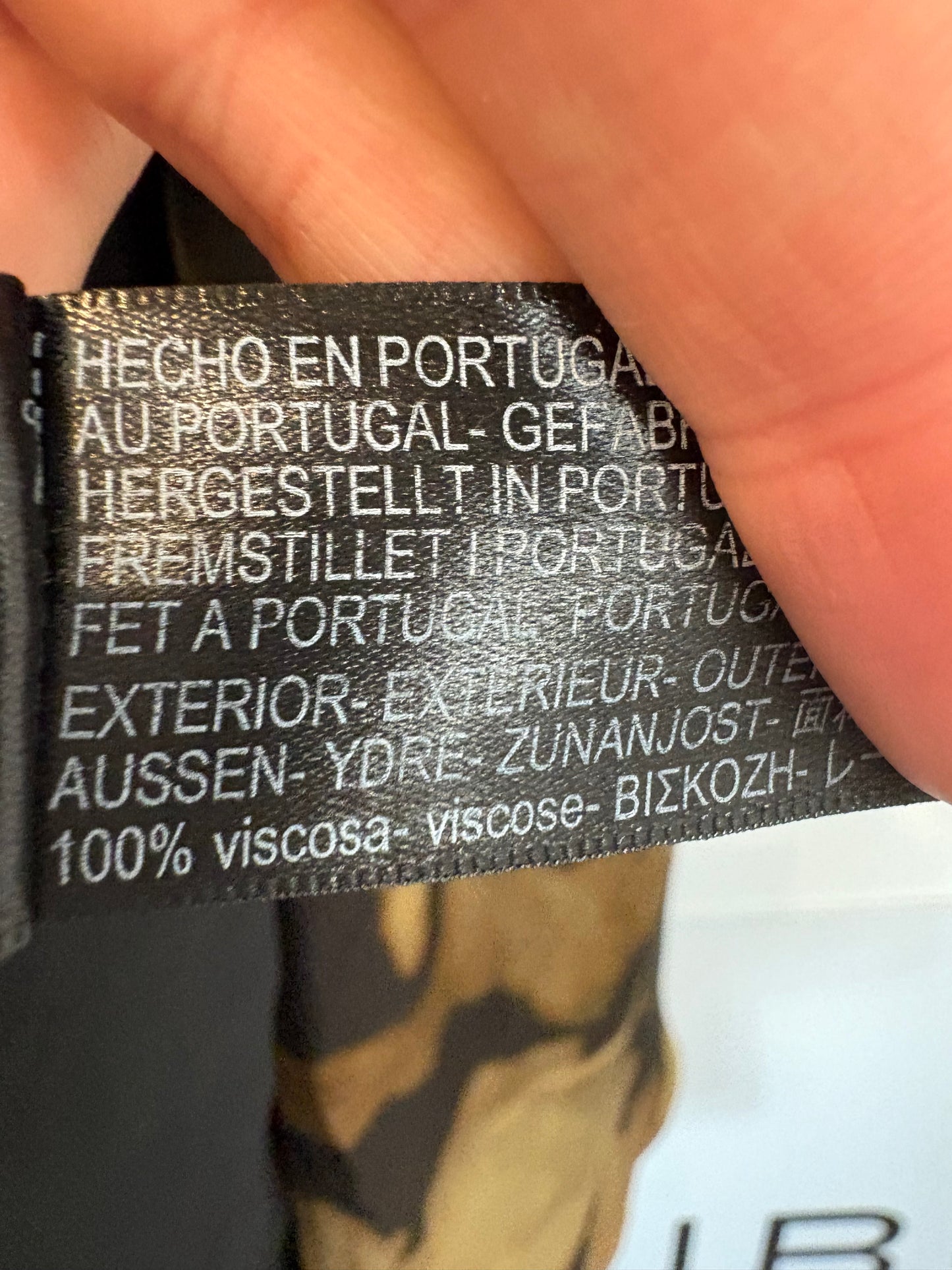 MASSIMO DUTTI. Short green skirt with pocket T.xs