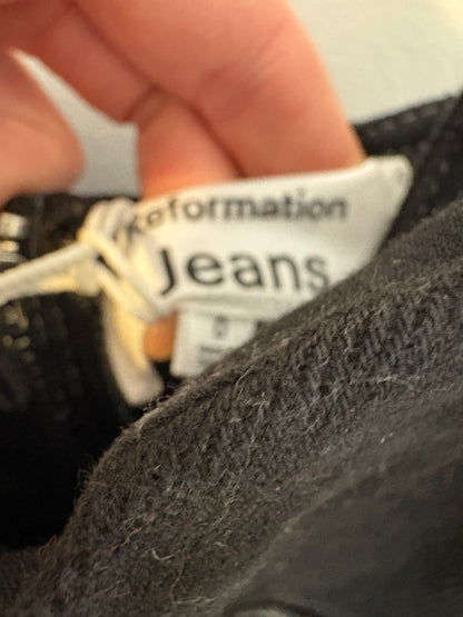 REFORMATION. Mono negro denim