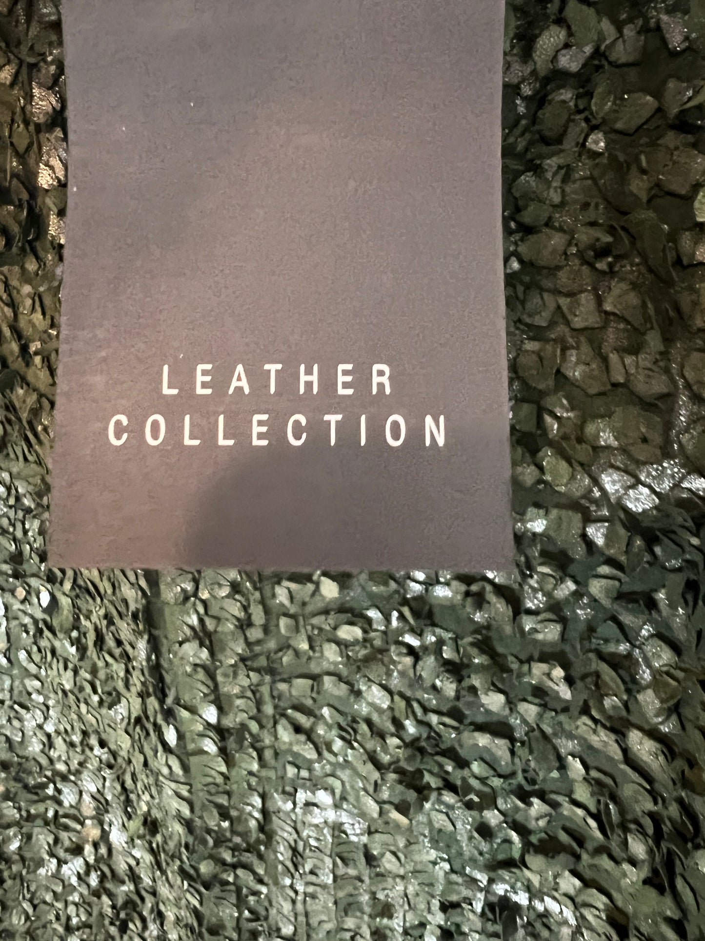 ZARA. Falda piel verde flecos T.s