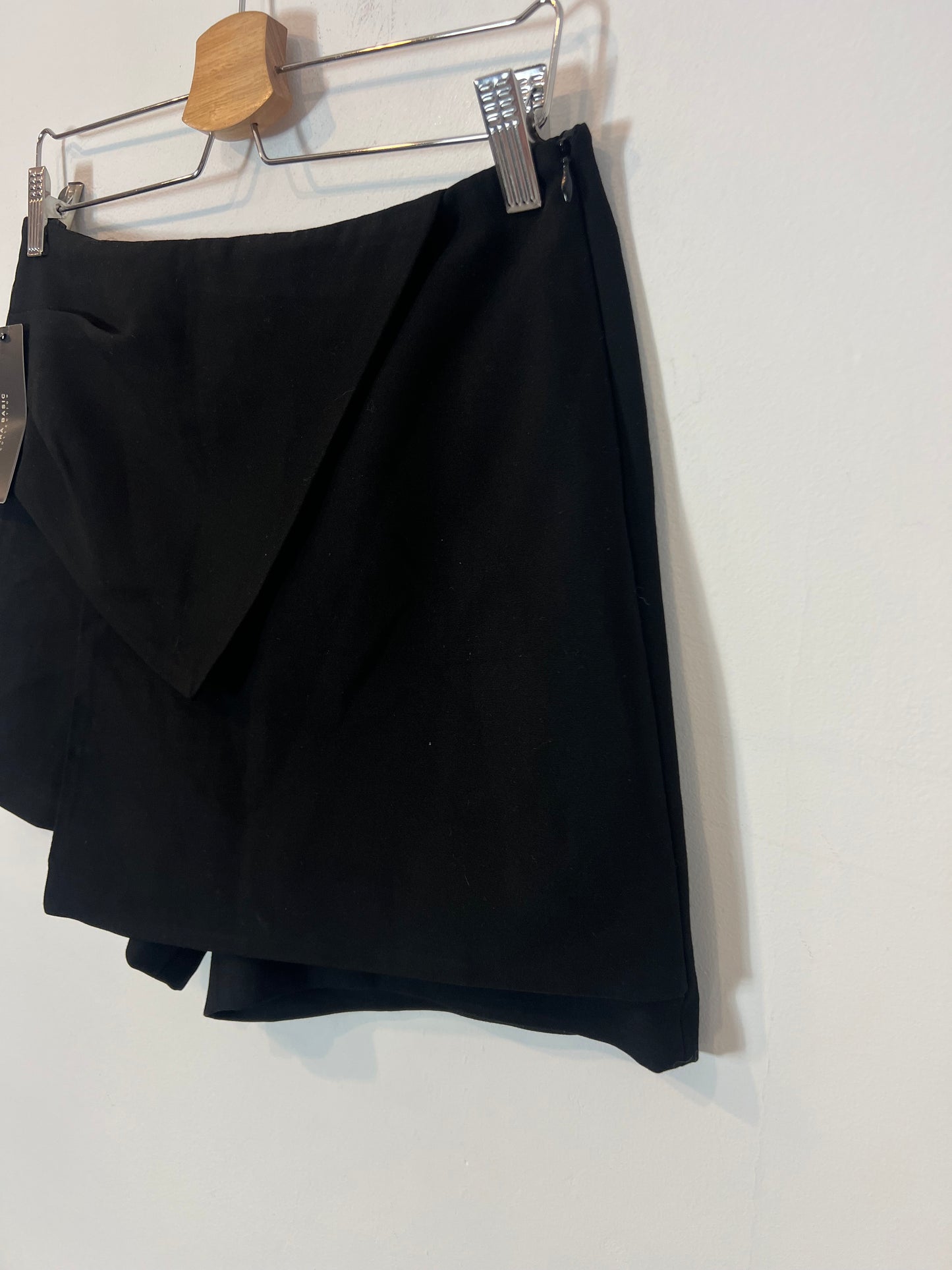 ZARA. Falda pantalón negra solapa. T M