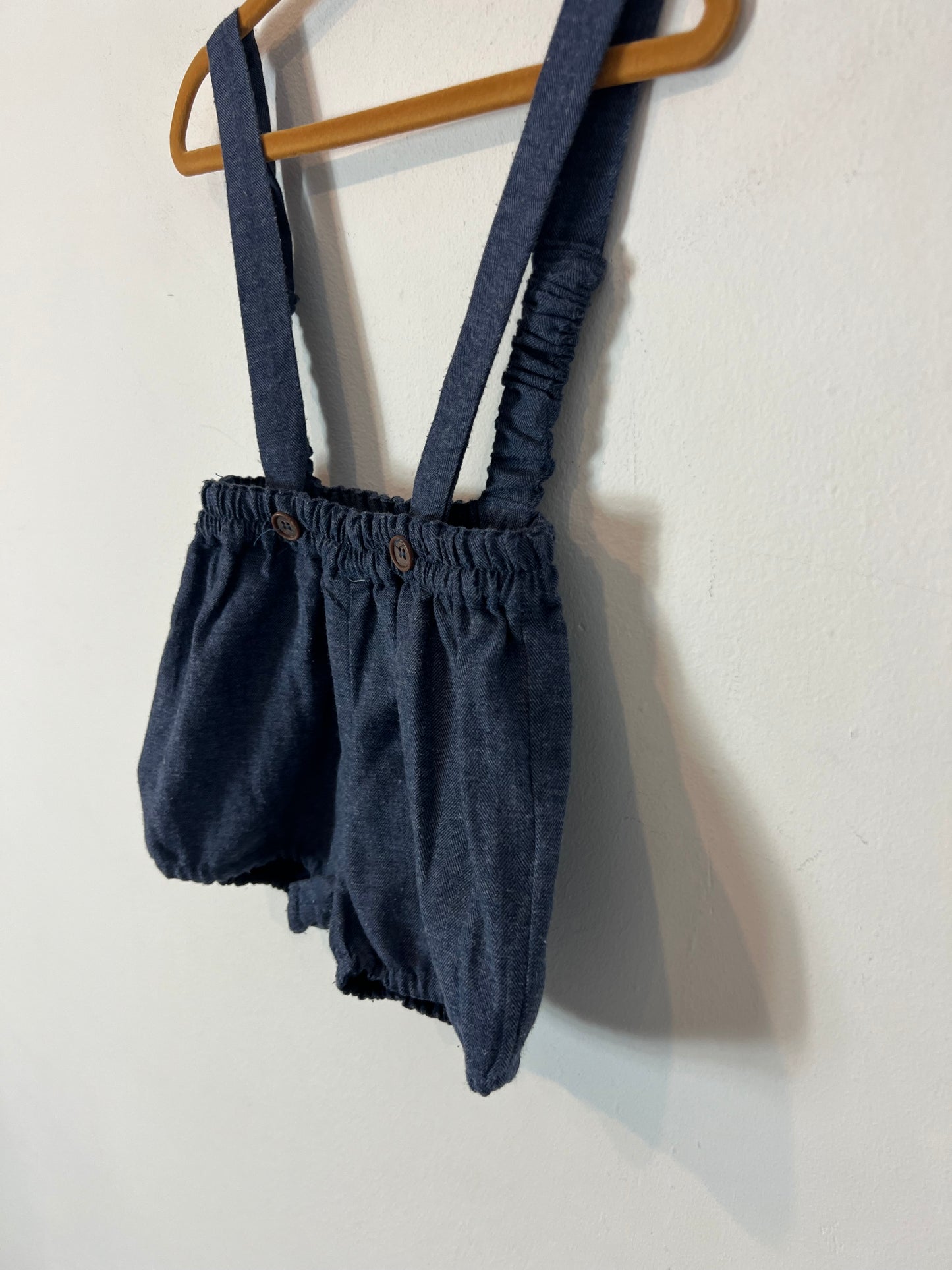 NECK&NECK. Bermuda azul tirantes. T 9-12 meses