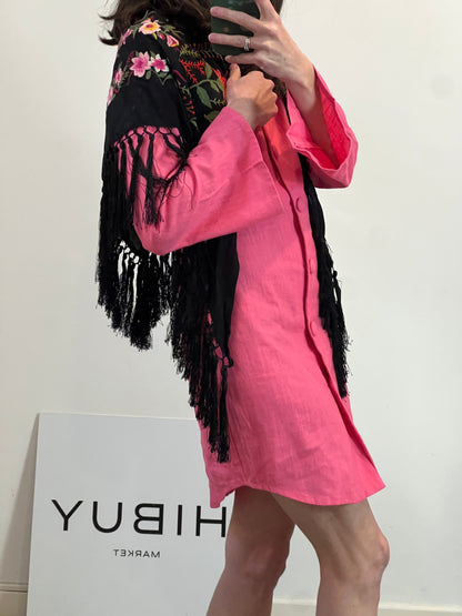 Mantoncillo negro bordado