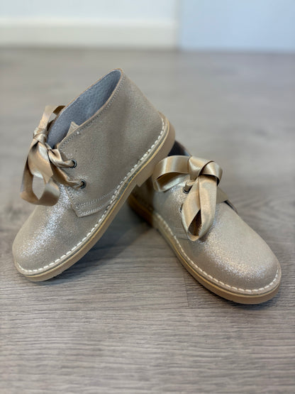 OKAA. Botitas piel brillo beige. T 28