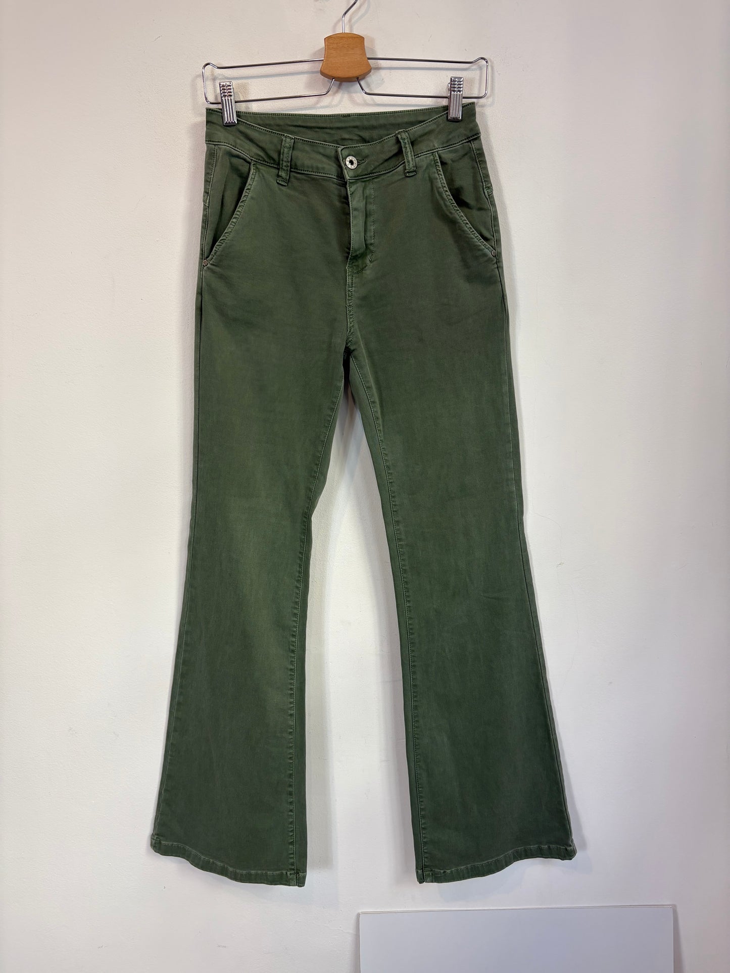 OTRAS. Denim verde acampanado