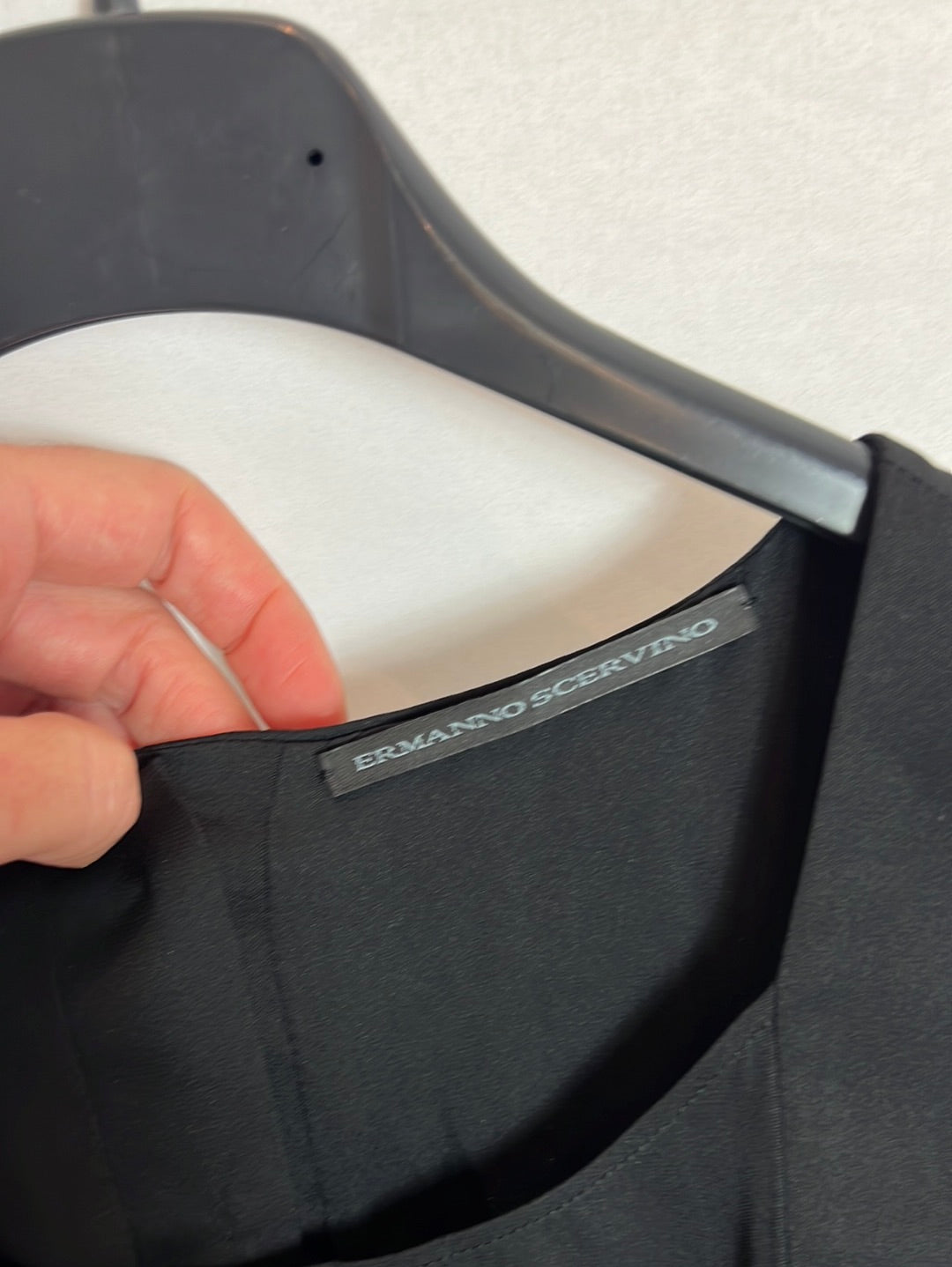 ERMANNO SCERVINO. Top negro seda sin mangas. T 44